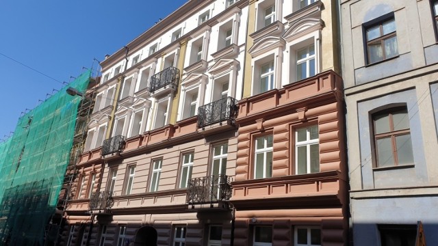 Ul. Włókiennicza 16. Front domy wzbogacono o nowe detale, do użytku przywrócono też balkony z ozdobnymi balustradami.