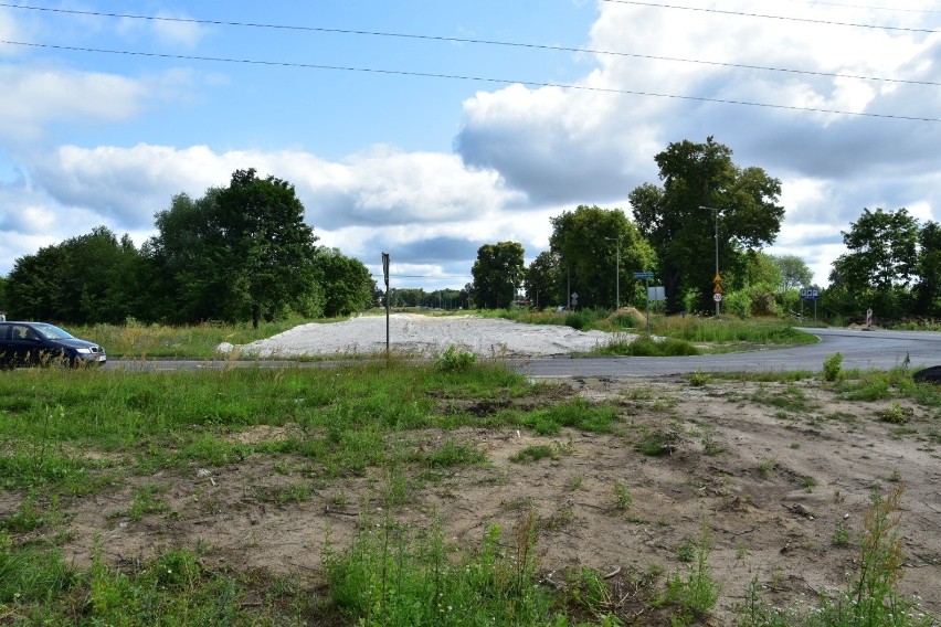 Rozbudowa drogi krajowej nr 22 polega na zbudowaniu m.in....