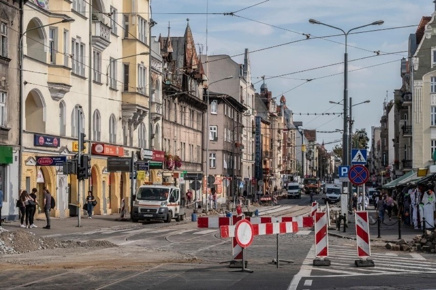 Trwa obecnie remont na ul. Dąbrowskiego w Poznaniu. Na...