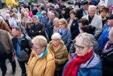 Mieszkańcy Żmigrodu przeciwko drastycznym podwyżkom. Spotkanie przed siedzibą MZGK. Gminnej spółce grozi odcięcie gazu. [ZDJĘCIA]