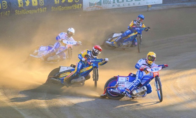 W niedzielę 14 czerwca w meczu 1. kolejki PGE Speedway Ekstraligi żużlowcy Moich Bermudów Stali Gorzów zmierzyli się z mistrzami Polski – ekipą Fogo Unii Leszno. Gospodarze ulegli „Bykom” 41:49. Ponieważ dopiero od piątku 19 czerwca kibice będą mogli wchodzić na stadiony (będą mogli zapełnić je w 25 proc.), mecz został rozegrany przy pustych trybunach. Jak wyglądało spotkanie, zobaczcie w naszej galerii zdjęć z „Jancarza”.

Czytaj również:
Moje Bermudy Stal Gorzów - Fogo Unia Leszno [RELACJA LIVE]

