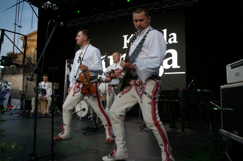 Kapela Ciupaga w Gorlicach, czyli góralszczyzna w niezwykłym wydaniu. Ogień na scenie i na widowni na finał Małopolskiego Festiwalu Smaku