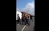 Młodzież z Australii tańczy na autostradzie A4 [WIDEO]