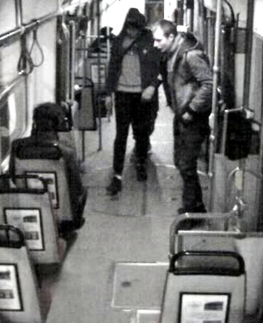 Okradli pasażera w tramwaju. Rozpoznajesz ich? [WIDEO z monitoringu]