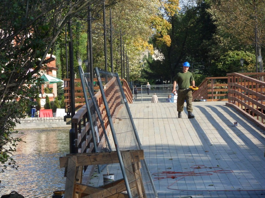 Żołnierze kończą prace przy budowie nowego mostku w Parku Solankowym w Inowrocławiu.
