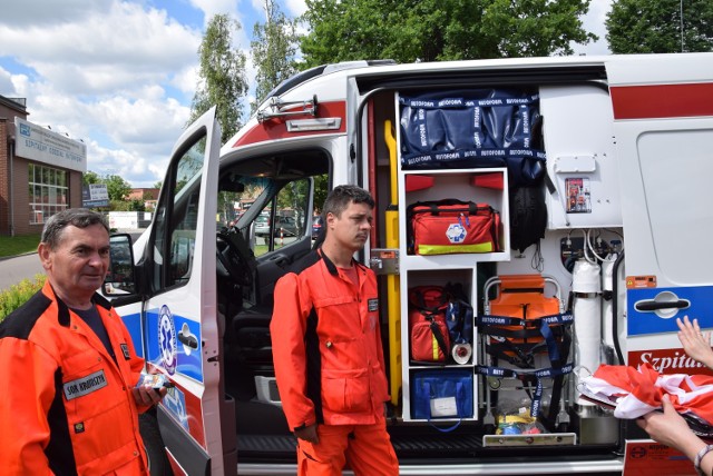 Sprzęt specjalistyczny transportowany na burcie karetki ratunkowej, m.in. nosze, torba reimplantacyjna, butle z tlenem i gazami technicznymi, worki na zwłoki, hełmy dla załogi, pneumatyczne nosidło dla osób z urazami miednicy itp. Obok kierownicy widać tablet do łączności z centralą i transmisji kluczowych danych medycznych.