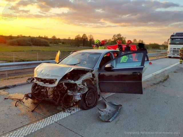 Śmiertelny wypadek na autostradzie A1 w gminie Kamieńsk. Nie żyje kierowca opla
