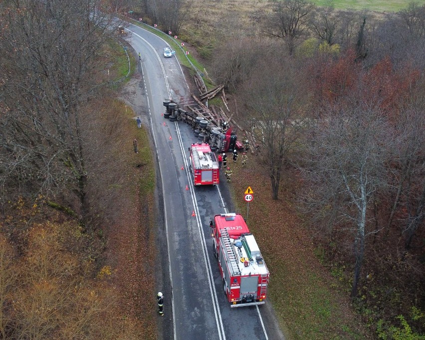Wypadek w Olszanach. Na drodze krajowej nr 28 przewróciła się ciężarówka z drewnem. Ranny został kierowca [ZDJĘCIA]