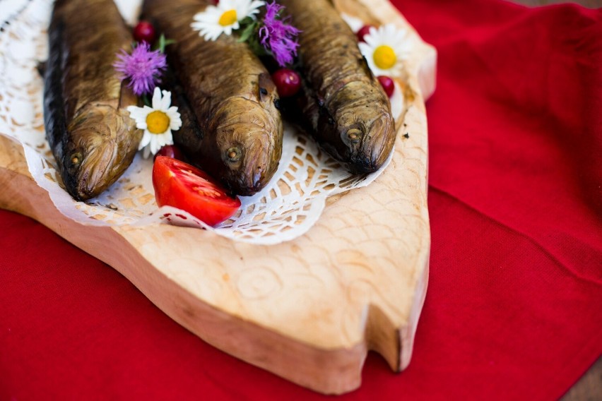 Pstrągi w restauracjach przy łowiskach dostępne są w postaci...