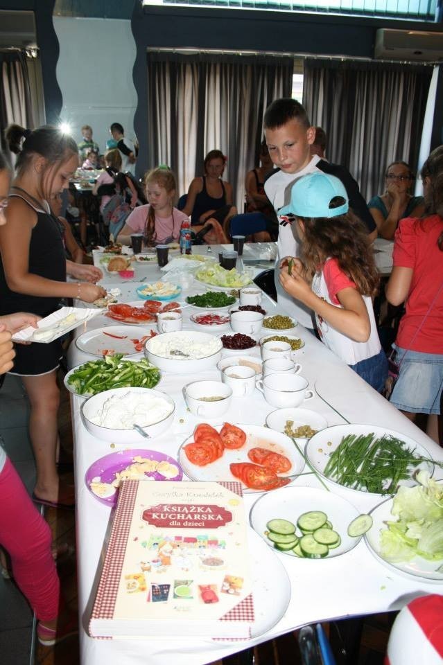Wakacje 2013 w Wodzisławiu: Dzieciaki przygotowywały kanapki.