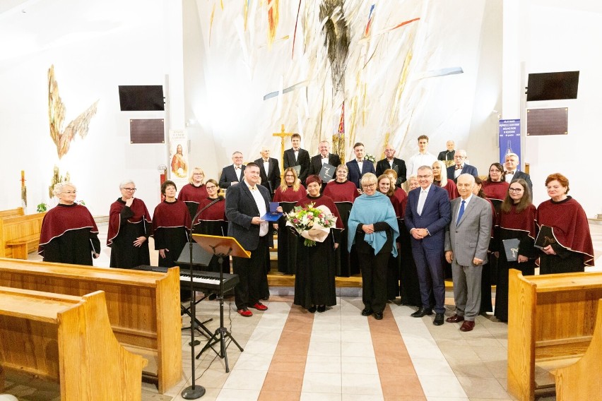 Chóru „Laudate Dominum” z Wejherowa z medalem „Za Zasługi dla Powiatu Wejherowskiego”