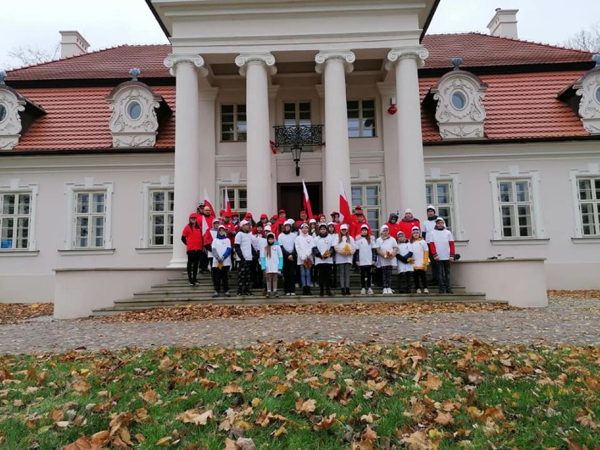 Z Patronem w Niepodległość. Happening Szkoły Podstawowej w Nowym Nakwasinie. ZDJĘCIA