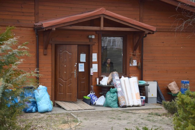 W środę , 2 marca br. , media społecznościowe obiegło wołanie o pomoc dla niepełnosprawnych z Ukrainy. Na zdjęciu jeden z budynków w Smerzynie, gdzie przebywali uchodźcy z opiekunami.