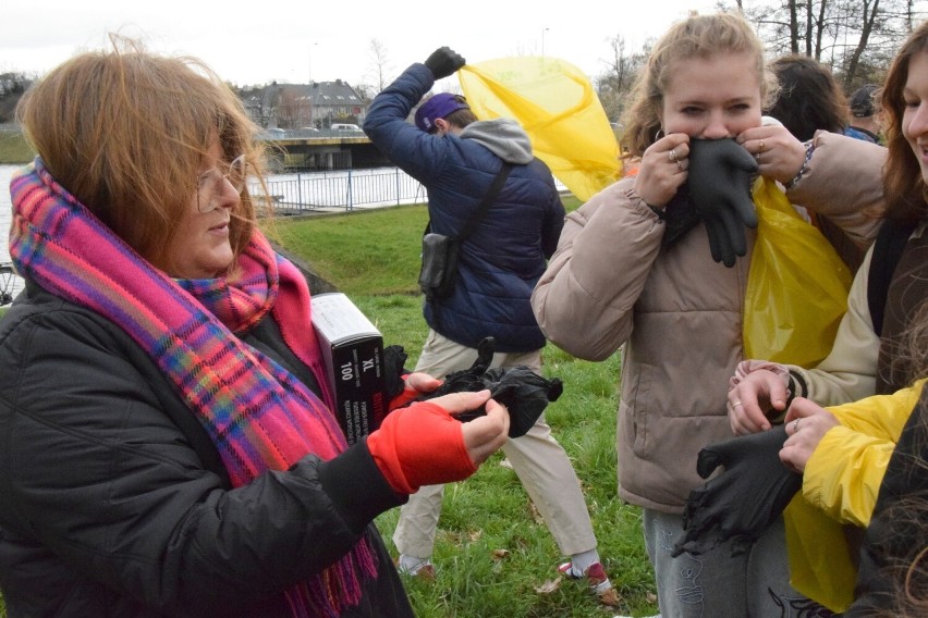 Polsko-ukraińskie sprzątanie wokół zalewu w Kielcach. Ukraińcy tak chcieli się odwdzięczyć Polakom. Zobaczcie zdjęcia i film