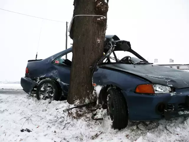 Honda rozbiła się na drzewie. Wypadku nie przeżyła pasażerka auta.