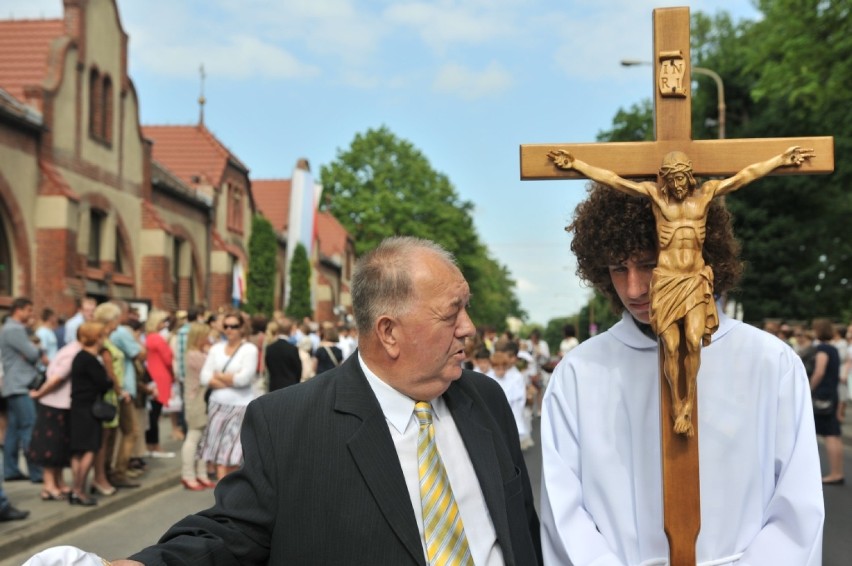 Śrem: procesja Bożego Ciała dwóch parafii - garnizonowej i...