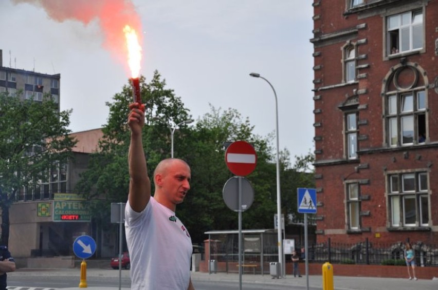 3 maja przed godz. 15 pół tysiąca osób maszerowało z flagami...