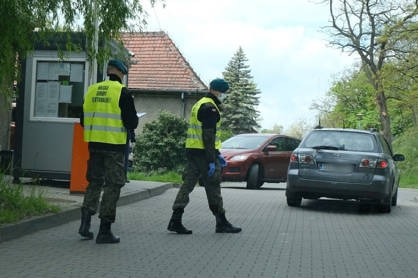 Pracownicy kopalń Sośnica i Murcki-Staszic w punktach pobierania próbek drive-thru do testów na SARS-CoV-2 w Gliwicach (Szpital Miejski nr 4) i Katowicach (Szpital MSWiA)