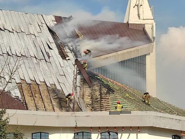 Wczoraj doszło do pożaru dachu Kościoła pw. św. Maksymiliana Marii Kolbego. Pożar gasiło 18 zastępów straży pożarnej. Po prawie 5 godzinach udało się skutecznie zakończyć akcję.