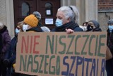 Protest pod namysłowskim szpitalem. Mieszkańcy obawiają się zamknięcia placówki (ZDJĘCIA, WIDEO)