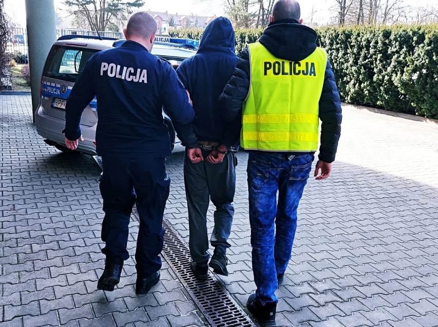 Zatrzymani sprawcy rozboju w Tomaszowie. Grozili nastolatkowi rozbitą butelką i ukradli mu telefon