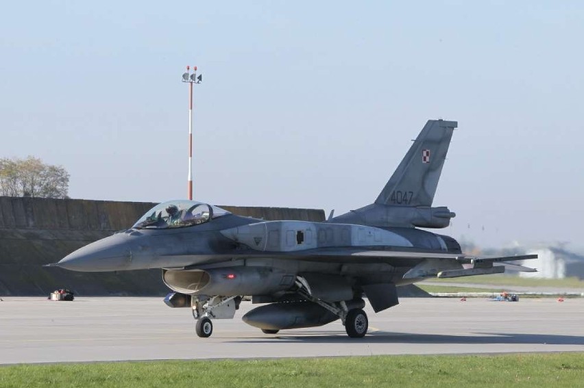 Myśliwiec wielozadaniowy F-16 produkowany w USA. W Polsce...
