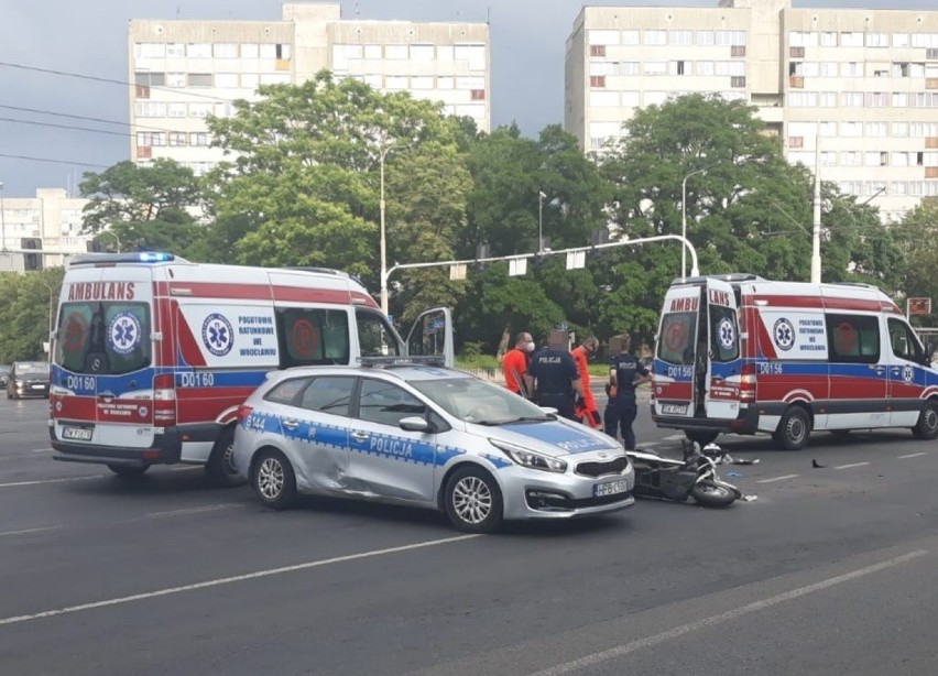 Radiowóz zderzył się ze skuterem na ul. Legnickiej we Wrocławiu [ZDJĘCIA]
