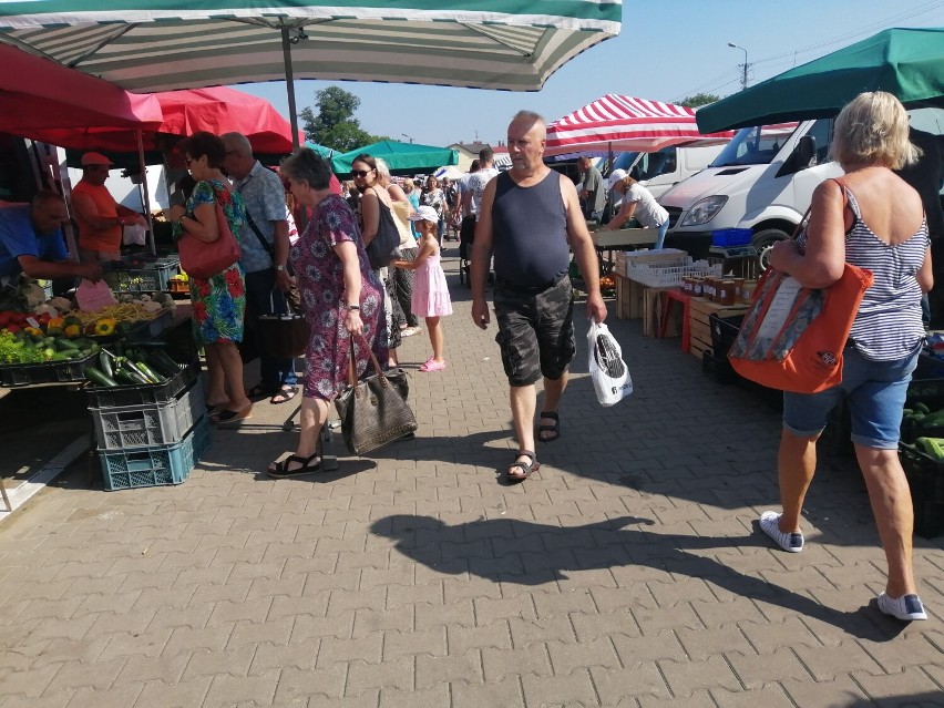 Duszny, sobotni, poranek na targowisku miejskim w Skierniewicach. Co kupowano najchętniej?