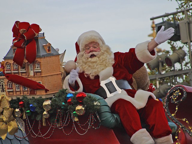 http://pl.wikipedia.org/w/index.php?title=Plik:Santa_in_the_Disney_parade.jpg&filetimestamp=20090501185141