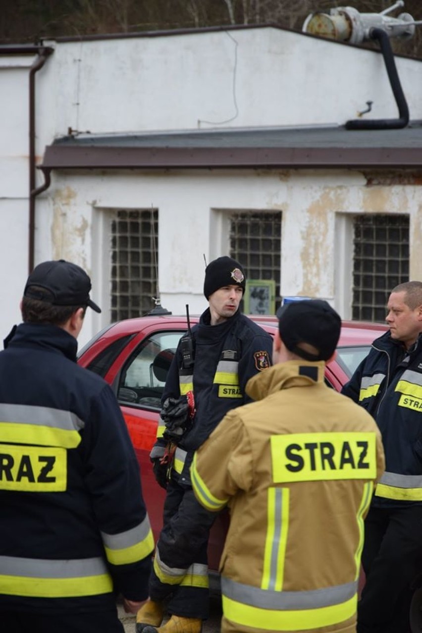 Ćwiczenia strażaków z OSP Kolbudy, OSP Lublewo i OSP Pręgowo na terenie Starej Papierni w Łapinie [ZDJĘCIA]