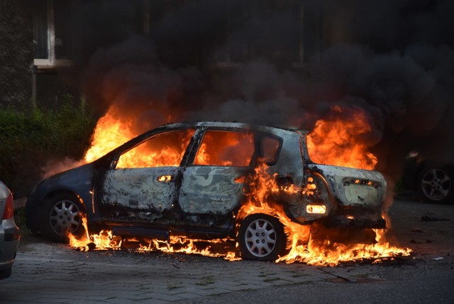 Pożar w Rybniku. Spłonął samochód przy ulicy Kadetów. Interweniowała straż pożarna, policja, pogotowie ratunkowe i śmigłowiec LPR.