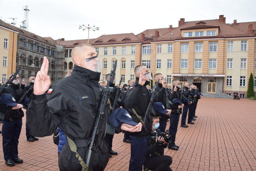 Gdynia: Przysięga podchorążych w Akademii Marynarki Wojennej na Oksywiu. Wśród 118 nowych studentów są 24 kobiety!