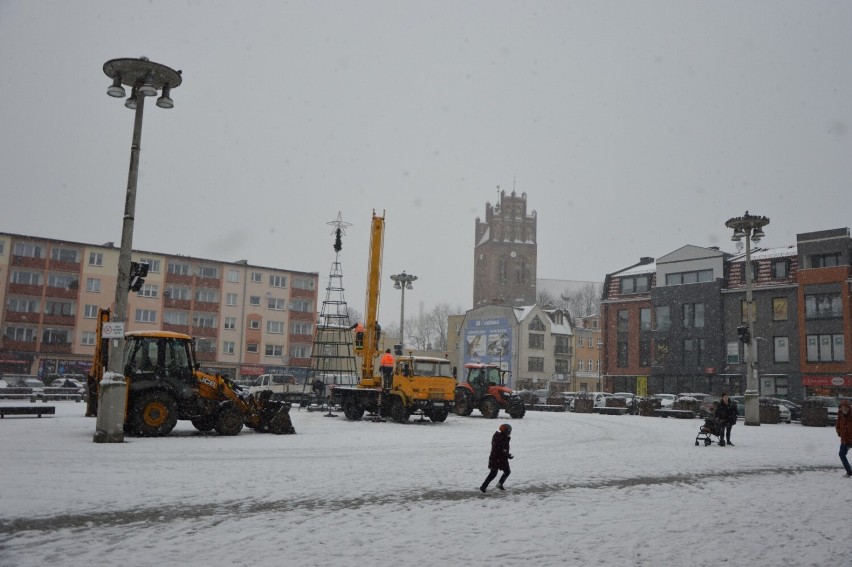 Lębork. Na placu Pokoju stawiają choinkę i wieszają ozdoby na Staromiejskiej. Spadł też pierwszy większy śnieg