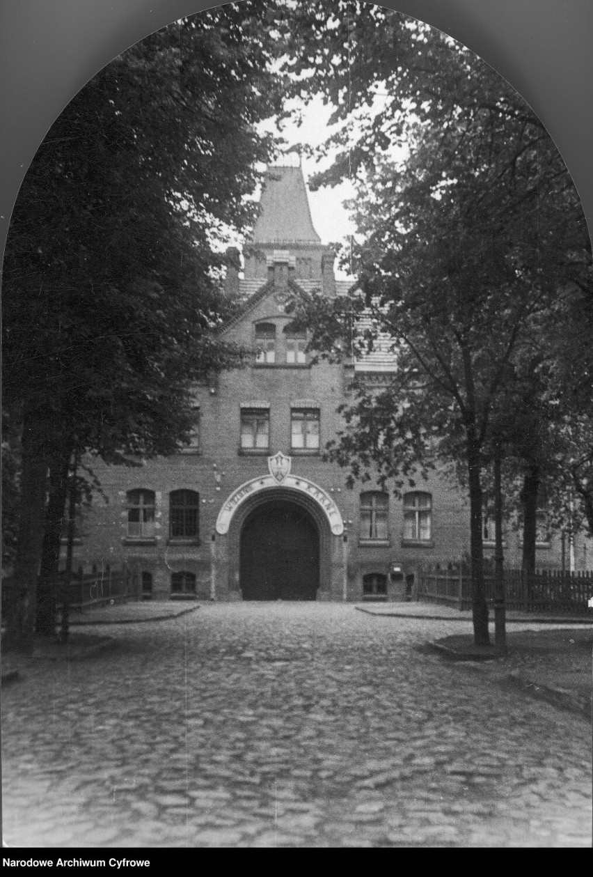 Fragment budynku. Na budynku widoczna tablica z nazwą więzienia. (1933)