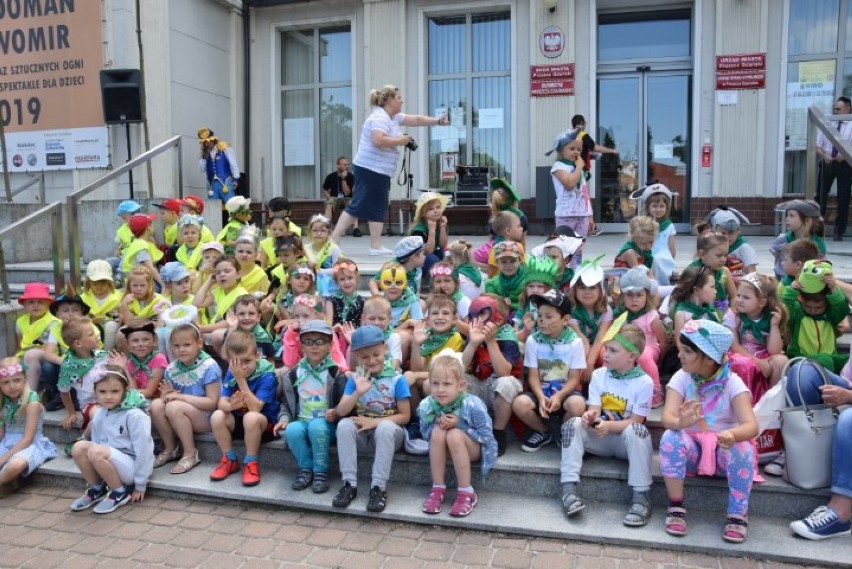 Pruszcz Gdański: Zabawą i barwnym pochodem przedszkolaki zakończyły Festiwal Książki Dziecięcej w pruszczańskiej bibliotece [ZDJĘCIA, WIDEO]