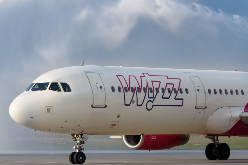 Salut wodny nad Wizz Air z Londynu Luton