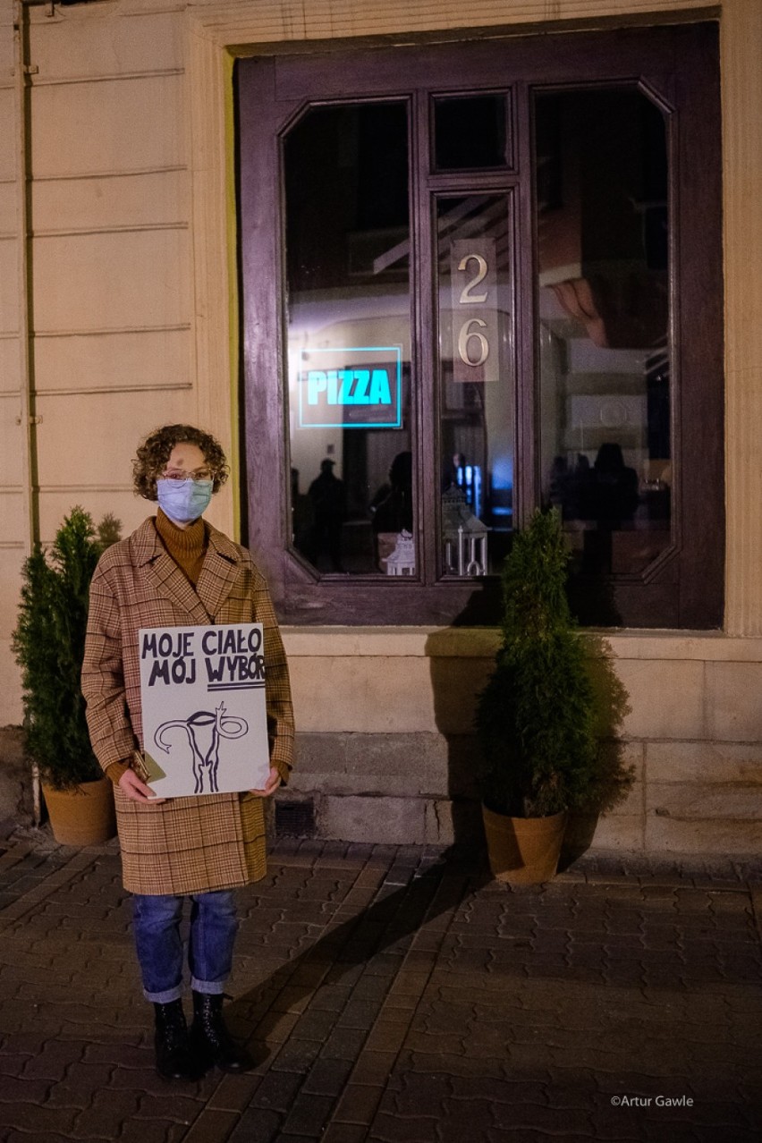 Tarnów. Strajk Kobiet przybiera na sile. Marsz protestu ulicami Tarnowa coraz liczniejszy. Incydent na ul. Lwowskiej [ZDJĘCIA] 27.20.2020