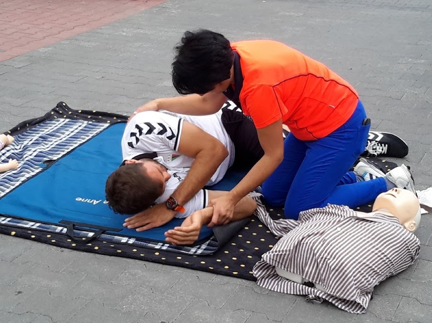 Kurs pierwszej pomocy przy stadionie miejskim w Tychach
