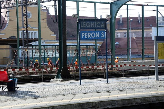 Remont dworca w Legnicy, perony zamknięte dla podróżnych.