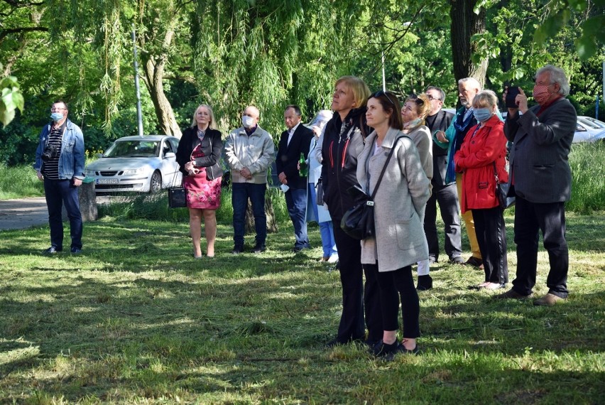 Śpiewająca aktorka Julita Kożuszek wystąpiła na przedbramiu stargardzkiej Bramy Wałowej 