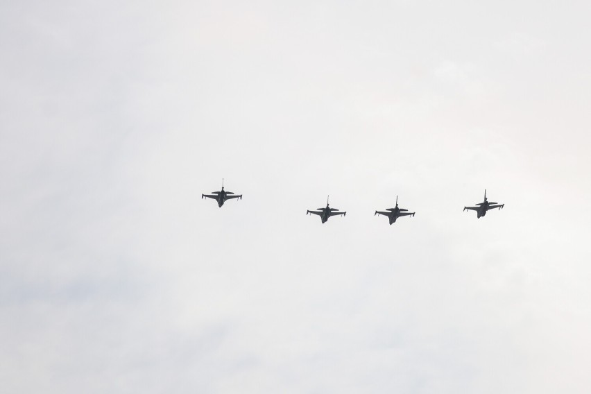 Myśliwce nad Warszawą. Wojskowe uroczystości na placu Piłsudskiego w towarzystwie F-16. Nowoczesne maszyny zwróciły uwagę mieszkańców