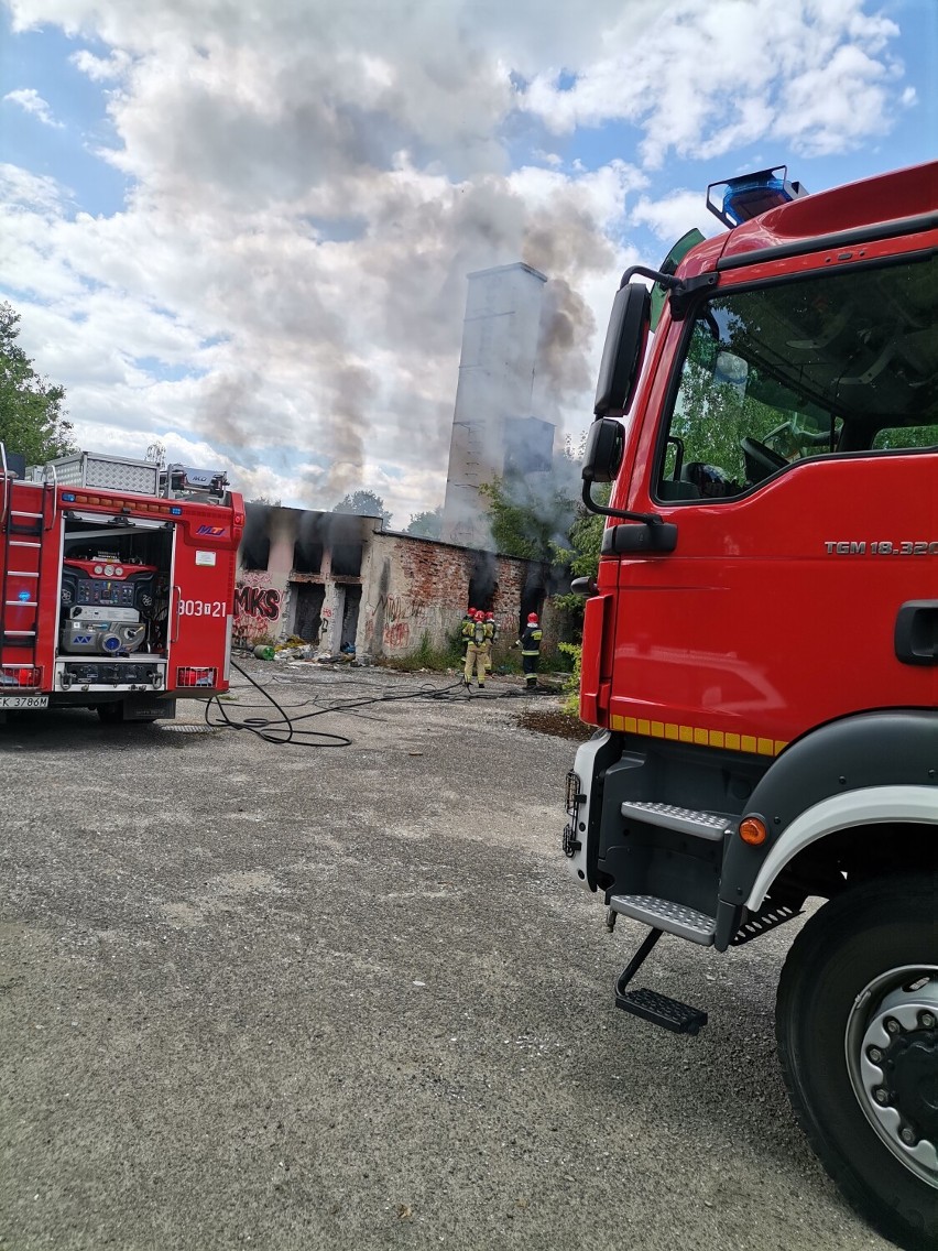 Czarny dym nad Kielcami. W akcji trzy zastępy strażaków