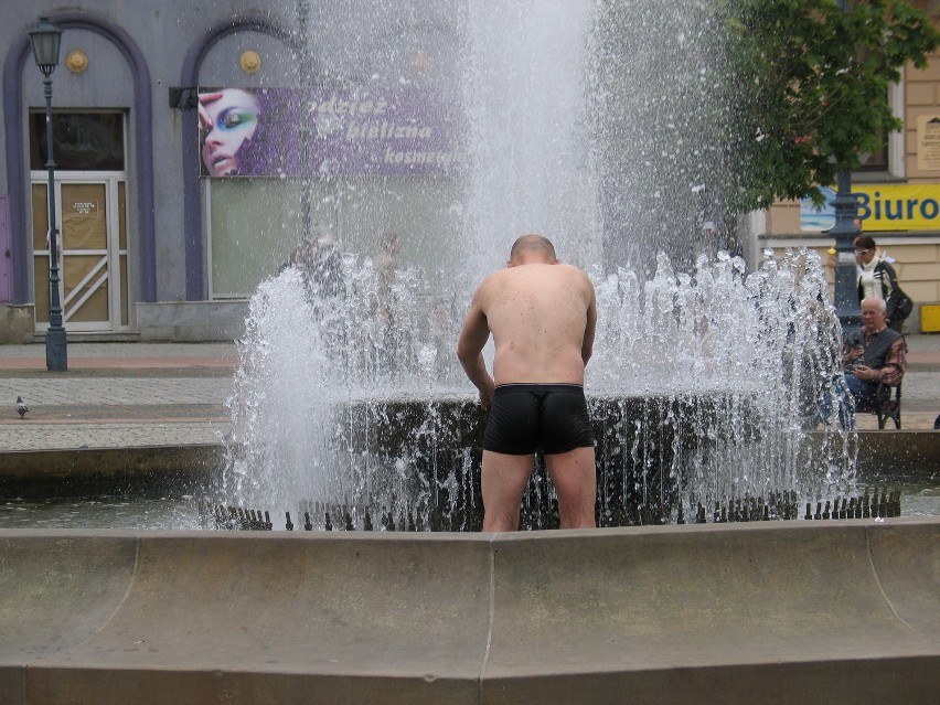 Wałbrzych: Mężczyzna kąpał się w fontannie w Rynku 