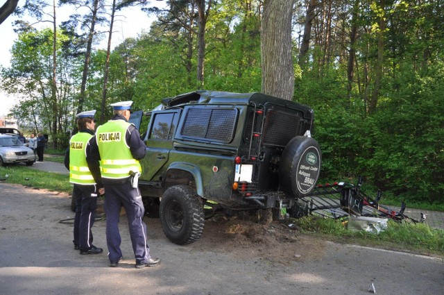 Wypadek w Sierakowie. Osobówka uderzyła w drzewo