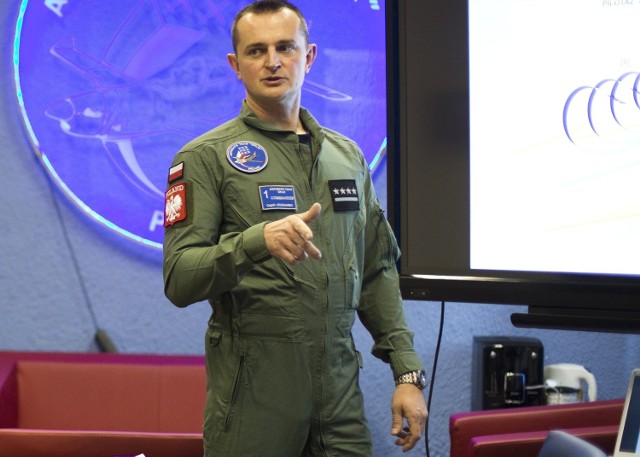 Lider Zespołu Akrobacyjnego „Orliki” pilot Dariusz Stachurski