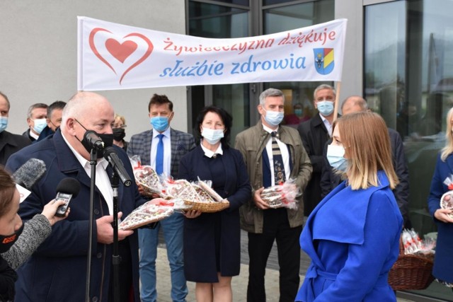 Przedstawiciele lokalnych samorządów wraz z radnymi i starostą żywieckim Andrzejem Kalatą złożyli na ręce żywieckiej służby zdrowia podziękowania za dotychczasową walkę z COVID-19