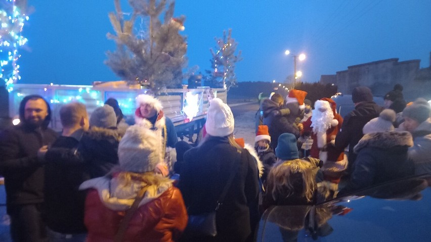 Święty Mikołaj odwiedził najmłodszych mieszkańców Lucin. Kolorowy zaprzęg dotarł we wszystkie zakątki miejscowości [zdjęcia] 
