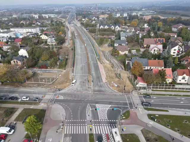 Krakowski odcinek Trasy Wolbromskiej – zachodniej obwodnicy Zielonek rozpoczyna się w rejonie ul. Pachońskiego, gdzie łączy się z budowaną obecnie pod nadzorem Zarządu Inwestycji Miejskich w Krakowie linią tramwajową do Górki Narodowej. W ramach zadania powstanie około kilometrowy odcinek nowej drogi kategorii G do granicy Krakowa, posiadającej dwie jezdnie po dwa pasy ruchu w każdym kierunku, wraz z chodnikiem i ścieżkami rowerowymi. Wybudowany zostanie łącznik pomiędzy nową trasą, a ul. Glogera wraz z rondem turbinowym. Rozbudowana na około 200 metrach będzie również ul. Glogera. W ramach zadania powstanie również wiadukt nad torami kolejowymi oraz przejście podziemne umożliwiające ruch pieszy i rowerowy.