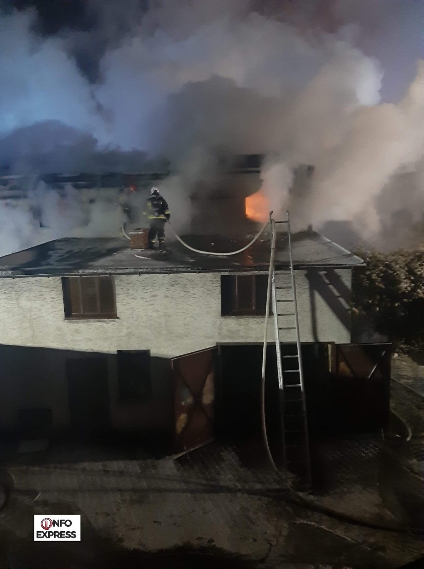 Pożar stolarni w Lisowie. Strażacy walczyli z ogniem nocą