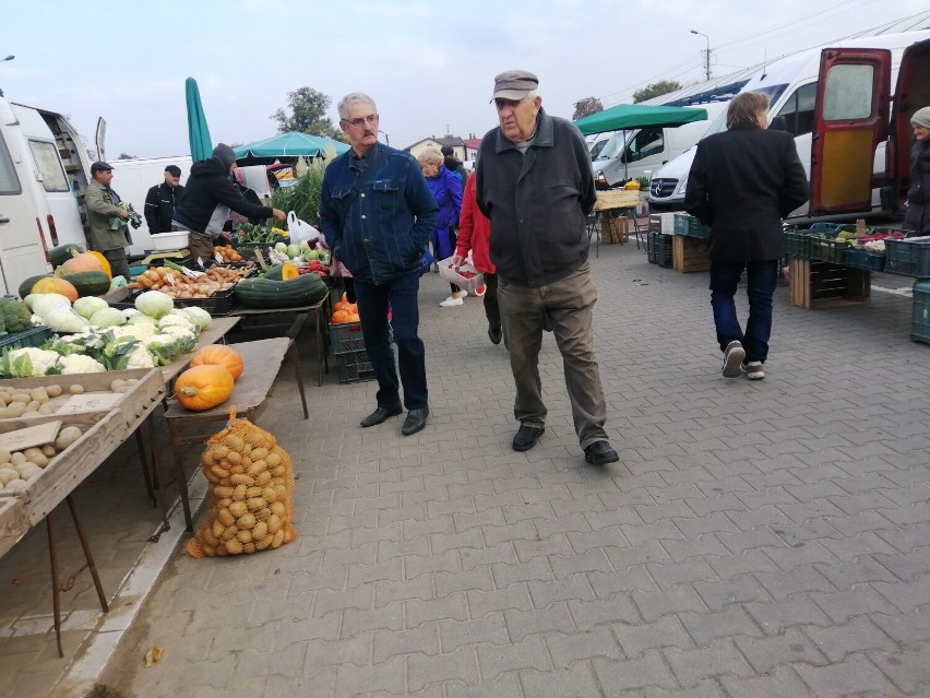 Pierwsza sobota października na targowisku w Skierniewicach. Zainteresowanie głównie wiązankami